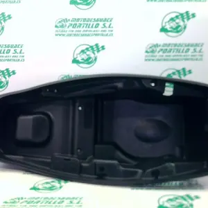 Foto de Porta-casco Kymco GRAND DINK 125 referencia 225-22-39953 foto 4