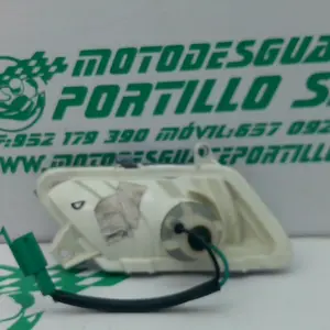 Foto de Intermitente delantero derecho Yamaha XMAX 250 referencia 213-19-37408 foto 3
