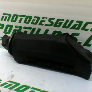 Foto de Reposapies trasero izquierdo Suzuki GS-500-F referencia 166-19-21481 foto 3
