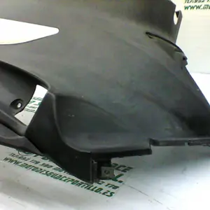 Foto de Carcasa lateral trasera derecha Suzuki SIXTEEN 125 referencia 281-18-19610