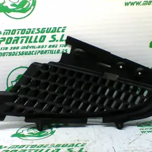 Foto de Entrada de aire al frontal Piaggio MP3 YOURBAN 300 LT referencia 440-21-36668