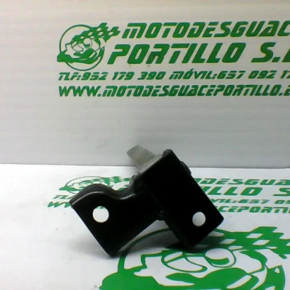Foto de Reposapies trasero izquierdo Peugeot TWEET 125 15-18 referencia 244-20-26738