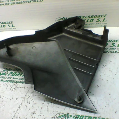 Foto de Carcasa lateral trasera derecha Yamaha YBR 125 i referencia 323-19-24300