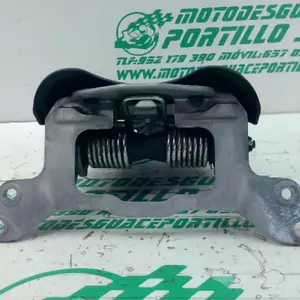 Foto de Bisagra del asiento Yamaha N MAX 125 referencia 394-23-46396 foto 2