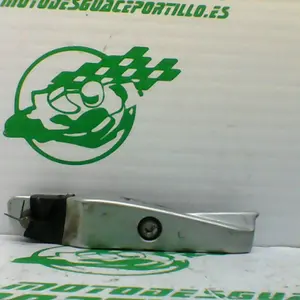 Foto de Reposapies trasero izquierdo Kymco Xciting 500 referencia 70-23-42927 foto 3