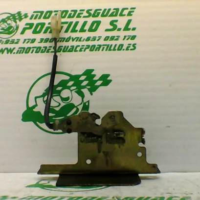 Foto de Cerradura del asiento Kymco Super Dink 125 referencia 100-22-36565