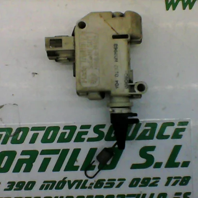 Foto de Motor de apertura de asiento Piaggio X8 200 referencia 264-18-18381