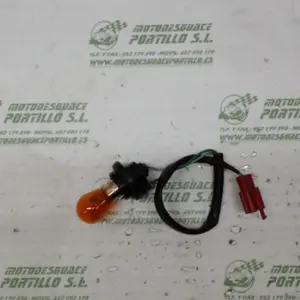 Foto de Portalámpara del intermitente delantero derecho Sym Gts 125 referencia 111-16-987