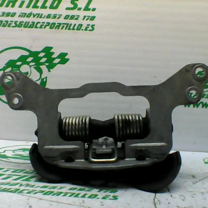 Foto de Bisagra del asiento Yamaha N MAX 125 referencia 394-23-46396