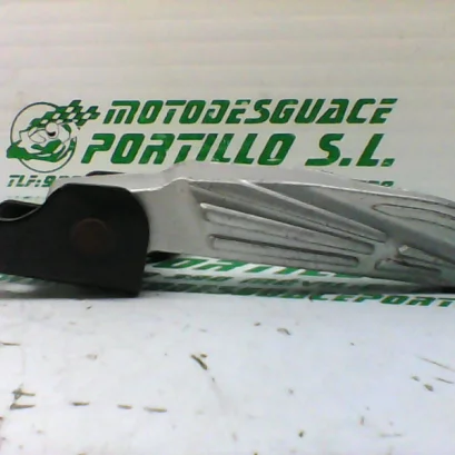 Foto de Reposapies trasero derecho Peugeot tweet 125 referencia 67-19-17844