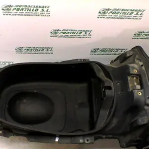 Foto de Porta-casco Piaggio X8 200 referencia 264-18-18386 foto 2