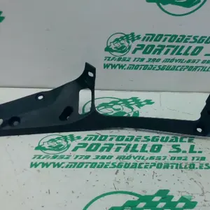 Foto de Embellecedor derecho del radiador Honda CB 500XA referencia 415-23-47842 foto 2
