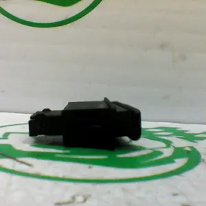 Foto de Interruptor de claxon Yamaha XMAX 250I referencia 283-22-37607 foto 1