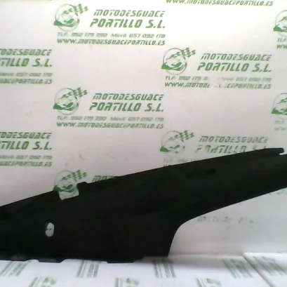 Foto de Carcasa lateral trasera derecha Suzuki V Strom 650 referencia 144-19-21123