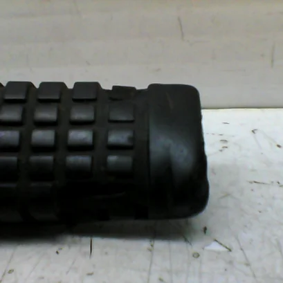 Foto de Reposapies delantero derecho Kawasaki Gpz 500 referencia 132-18-43251