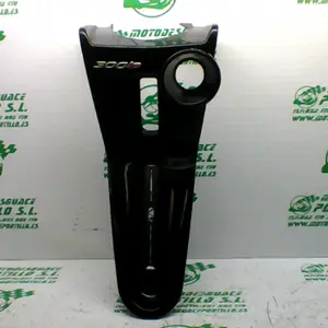 Foto de Embellecedor de contraescudo Piaggio MP3 YOURBAN 300 LT referencia 440-21-36676 foto 3
