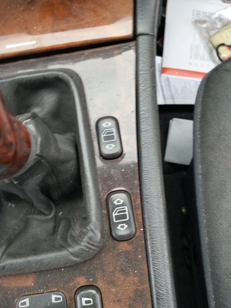 Foto de MANDO ELEVALUNAS DELANTERO DERECHO MERCEDES-BENZ CLASE E (BM 210) BERLINA 3.0 Diesel CAT (136 CV / 100 KW)