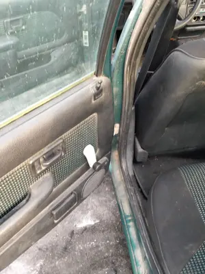 Foto de MANETA ELEVALUNAS TRASERA DERECHA PEUGEOT 106 (S2) 1.1  (60 CV / 44 KW)