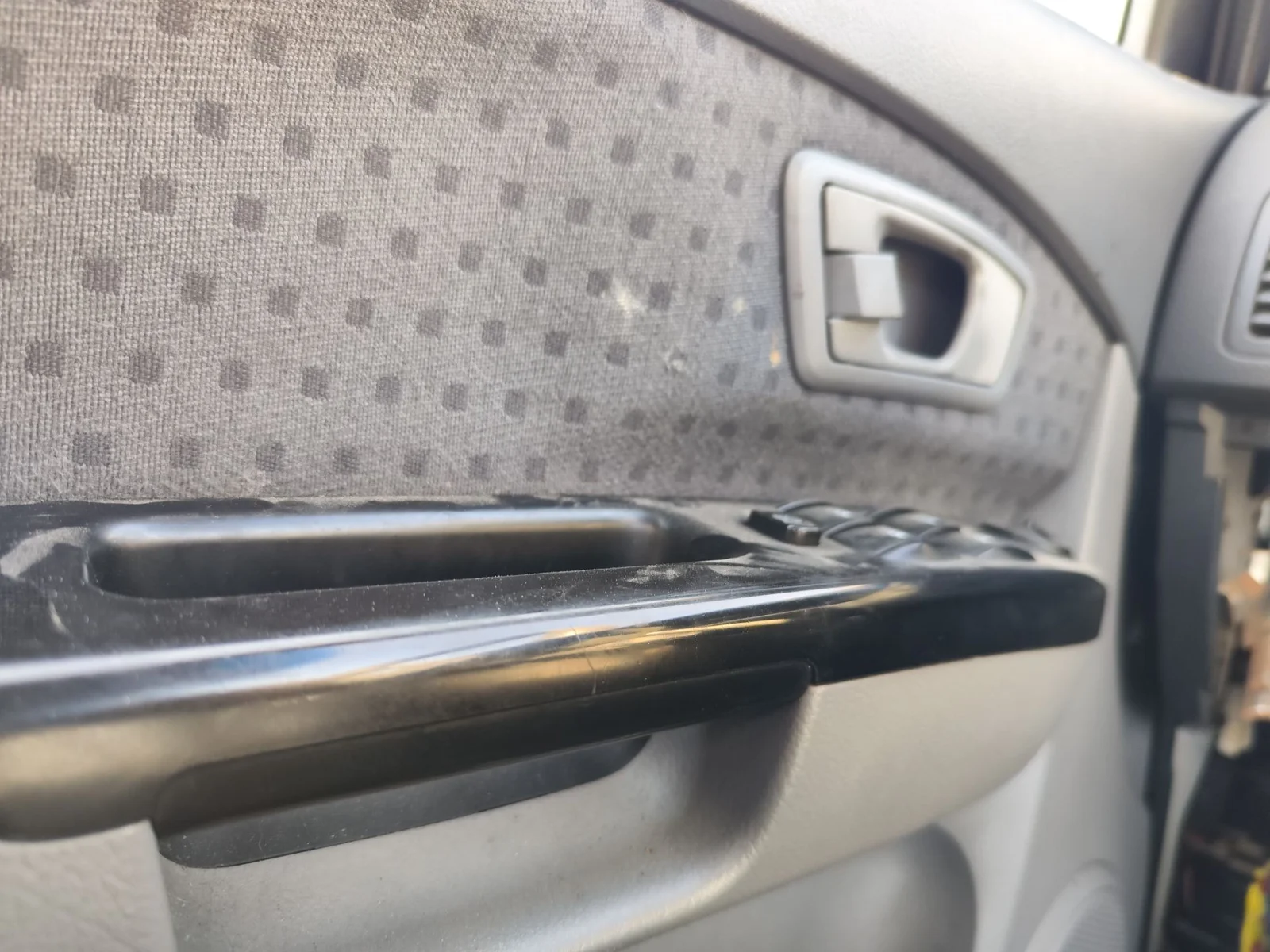 Foto de MANETA INTERIOR DELANTERA IZQUIERDA KIA CARENS (RS) 1.8 16V CAT (126 CV / 93 KW)