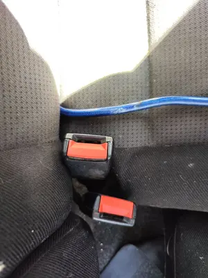 Foto de ENGANCHE CINTURON TRASERO IZQUIERDO VOLKSWAGEN GOLF IV BERLINA (1J1)(10.1997) 1.9 TDI (90 CV / 66 KW)