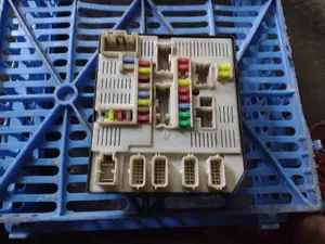 Foto de CAJA RELES / FUSIBLES RENAULT MEGANE III COUPE referencia 284B60008R