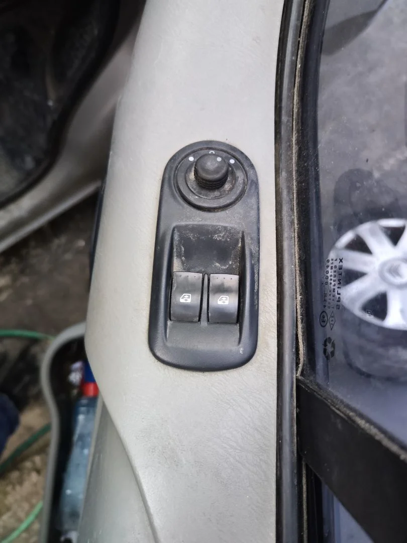 Foto de MANDO ELEVALUNAS DELANTERO DERECHO OPEL VIVARO FURGÓN/COMBI 2.0 16V CDTI (114 CV / 84 KW)