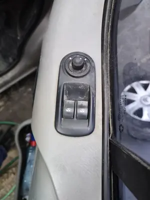 Foto de MANDO ELEVALUNAS DELANTERO DERECHO OPEL VIVARO FURGÓN/COMBI 2.0 16V CDTI (114 CV / 84 KW)