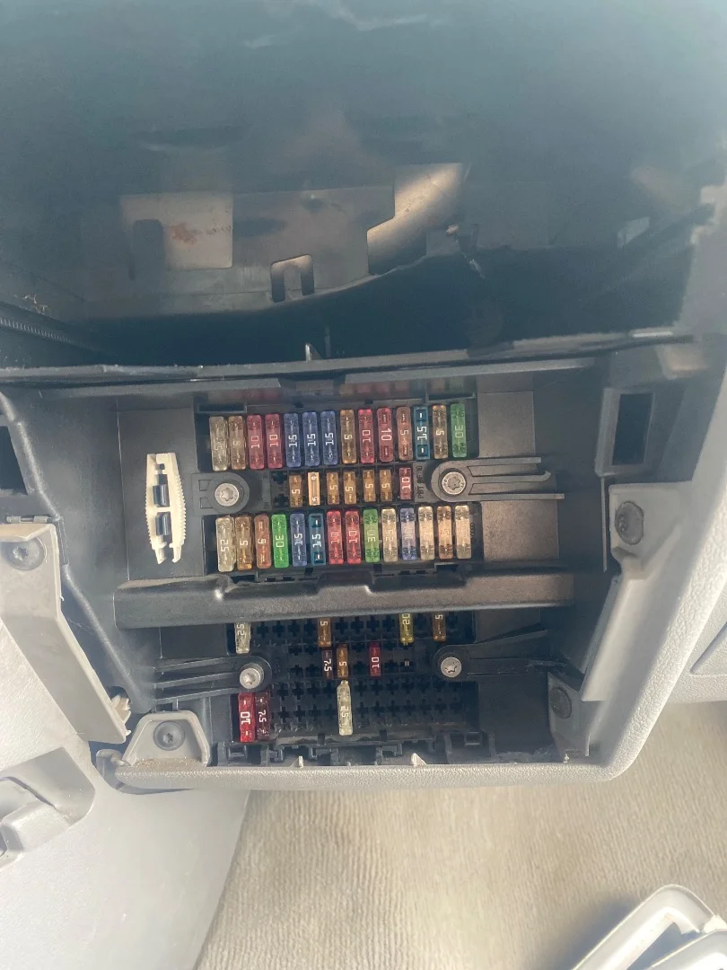 Foto de CAJA RELES / FUSIBLES VOLKSWAGEN T5 TRANSPORTER BUS (7H) 2.5 TDI (131 CV / 96 KW)