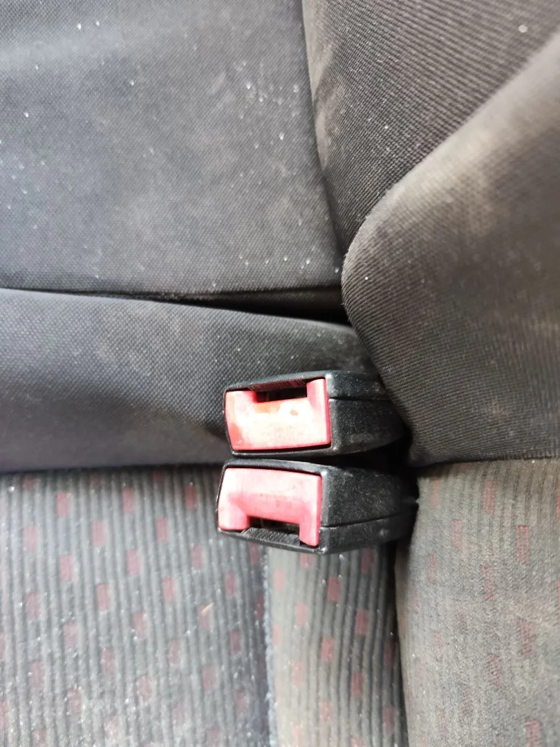 Foto de ENGANCHE CINTURON TRASERO CENTRAL SEAT CORDOBA BERLINA (6L2) 1.9 TDI (131 CV / 96 KW)