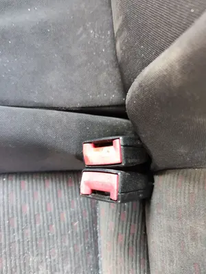 Foto de ENGANCHE CINTURON TRASERO CENTRAL SEAT CORDOBA BERLINA (6L2) 1.9 TDI (131 CV / 96 KW)