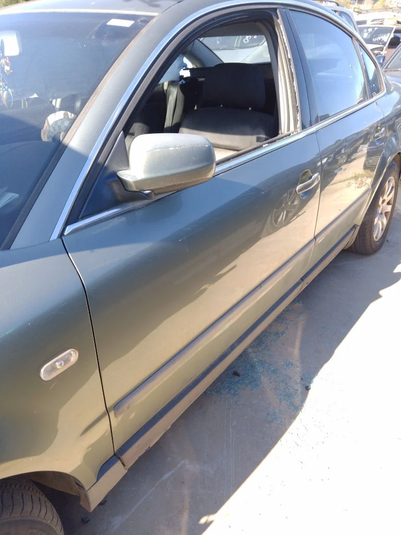 Foto de PUERTA DELANTERA IZQUIERDA VOLKSWAGEN PASSAT BERLINA (3B2) 1.9 TDI (110 CV / 81 KW) referencia 3B4831051BE