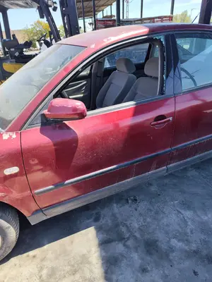 Foto de PUERTA DELANTERA IZQUIERDA VOLKSWAGEN PASSAT BERLINA (3B2) 1.9 TDI (110 CV / 81 KW) referencia 3B4831051BE foto 4