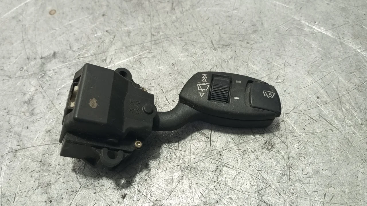 Foto de MANDO LIMPIA BMW SERIE 5 BERLINA (E60) 2.5 24V Turbodiesel CAT (177 CV / 130 KW) referencia 6924106F