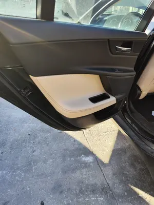 Foto de GUARNECIDO PUERTA TRASERA IZQUIERDA JAGUAR XE 2.0 Turbo CAT (200 CV / 147 KW) foto 2