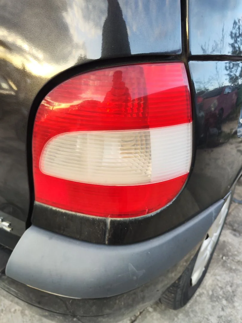 Foto de PILOTO TRASERO DERECHO RENAULT SCENIC I (JA...) 1.4 CAT (95 CV / 70 KW) referencia 7700428055