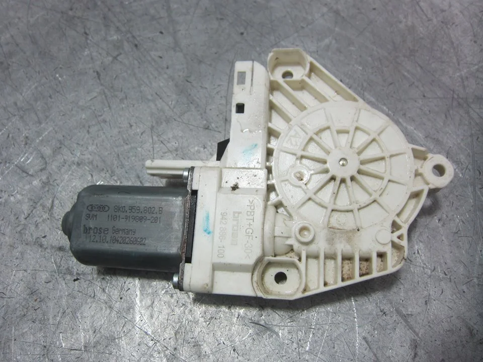 Foto de MOTOR ELEVALUNAS DELANTERO DERECHO PORSCHE CAYENNE (TIPO 92A) 3.6 CAT (299 CV / 220 KW) referencia 8K0959802B