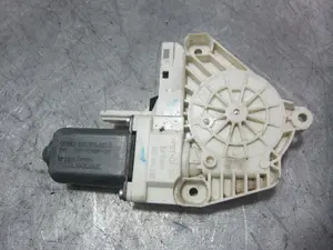 Foto de MOTOR ELEVALUNAS DELANTERO DERECHO PORSCHE CAYENNE (TIPO 92A) 3.6 CAT (299 CV / 220 KW) referencia 8K0959802B foto 1