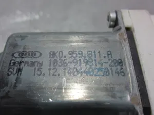 Foto de MOTOR ELEVALUNAS TRASERO DERECHO PORSCHE CAYENNE (TIPO 92A) referencia 8K0959811A foto 3