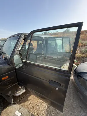Foto de PUERTA DELANTERA IZQUIERDA MITSUBISHI GALLOPER (HYUNDAI)(02.1998) 2.5 Turbodiesel (105 CV / 77 KW)