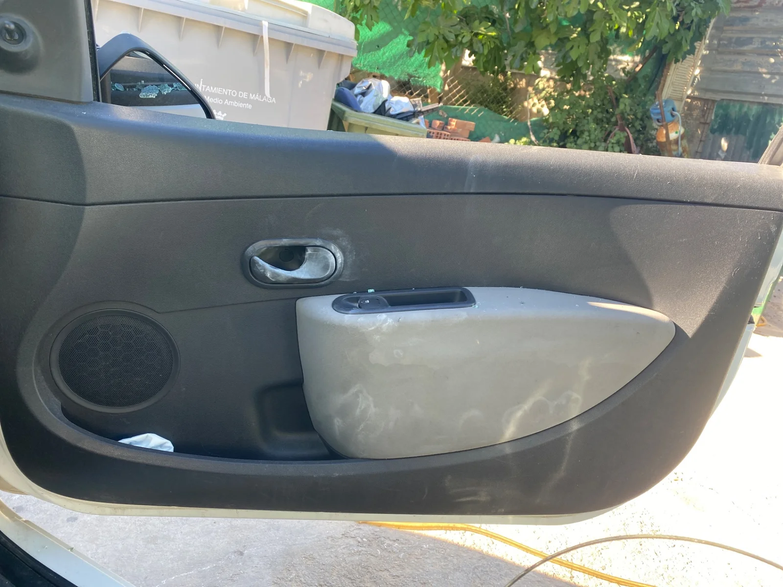 Foto de GUARNECIDO PUERTA DELANTERA DERECHA RENAULT CLIO III 1.5 dCi Diesel (68 CV / 50 KW)