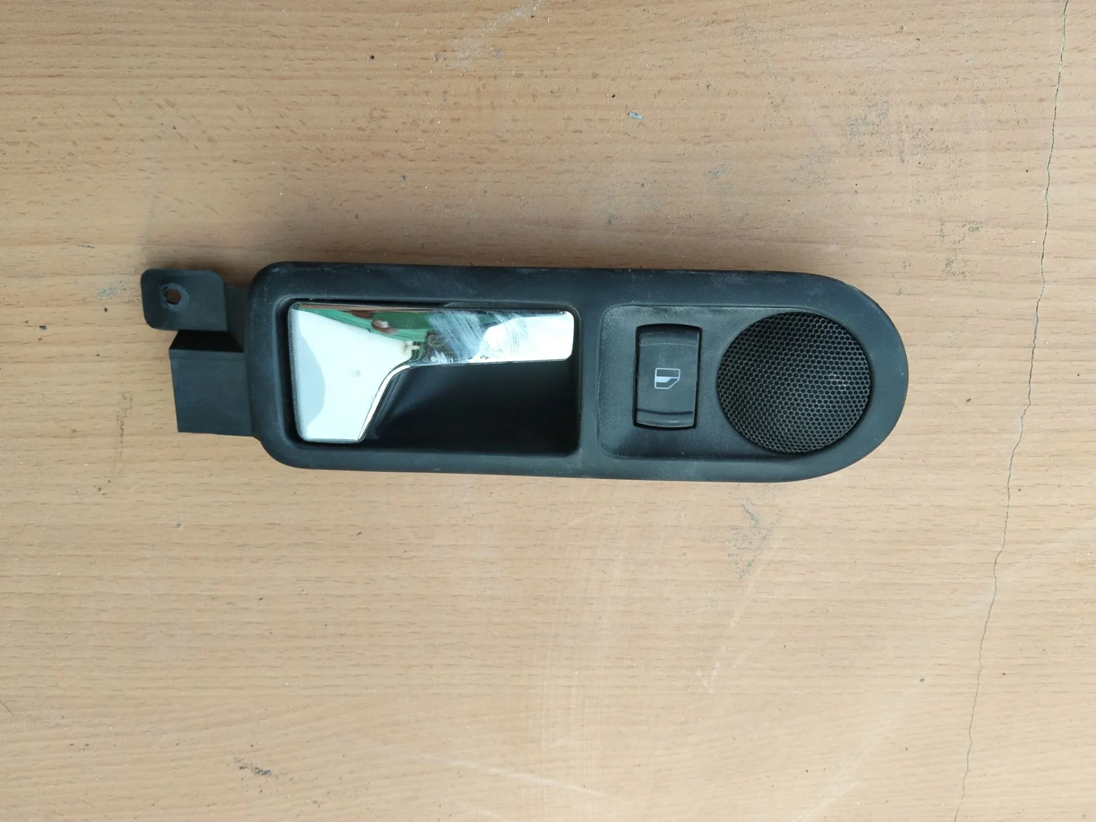 Foto de MANETA INTERIOR TRASERA IZQUIERDA VOLKSWAGEN GOLF IV BERLINA (1J1)(10.1997) referencia 3B0839114