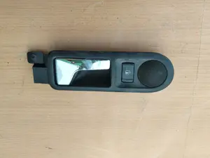 Foto de MANETA INTERIOR TRASERA IZQUIERDA VOLKSWAGEN GOLF IV BERLINA (1J1)(10.1997) referencia 3B0839114