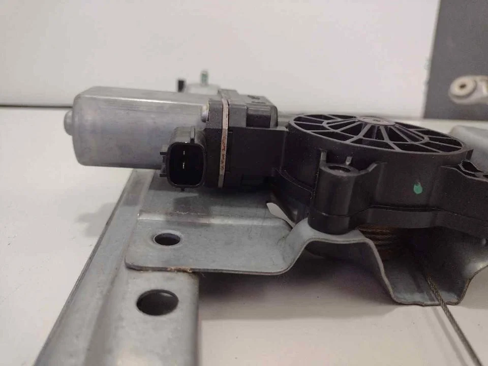 Foto de MOTOR ELEVALUNAS DELANTERO IZQUIERDO RENAULT TWINGO III 1.0 SCe (71 CV / 52 KW) referencia 9030318C