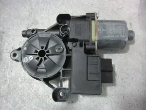 Foto de MOTOR ELEVALUNAS TRASERO DERECHO VOLKSWAGEN POLO VI (AW1)(08.2017) 1.0 (65 CV / 48 KW) referencia E850202014 foto 4