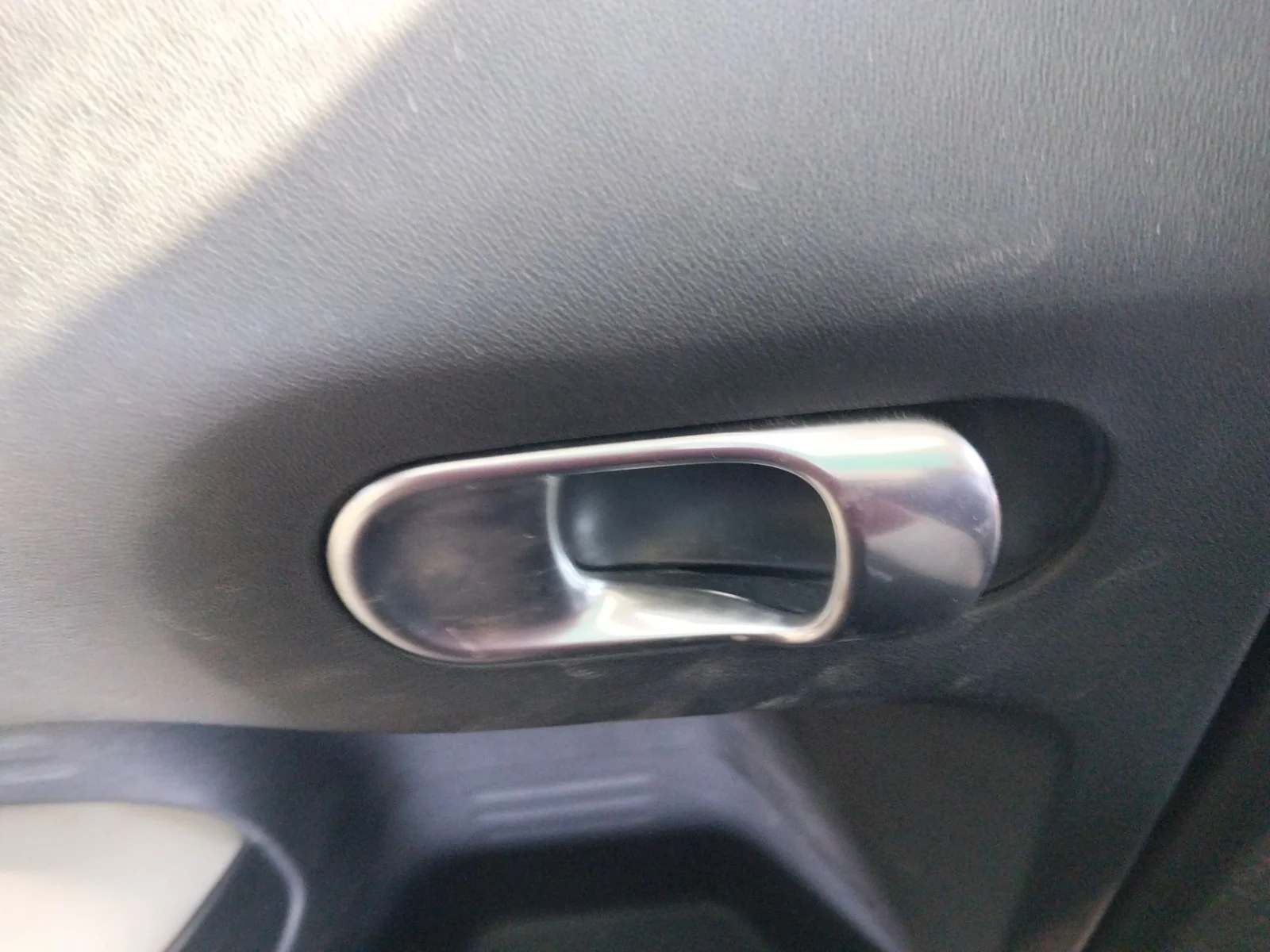 Foto de MANETA INTERIOR TRASERA IZQUIERDA CITROEN C4 CACTUS 1.2 12V VTi (82 CV / 60 KW) referencia 98012886VV