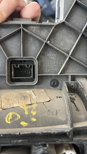 Foto de CONSOLA CENTRAL AUDI A6 AVANT (4F5) referencia 4F2857951 foto 2