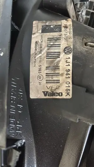 Foto de FARO DERECHO VOLKSWAGEN GOLF IV BERLINA (1J1)(10.1997) 1.9 TDI (110 CV / 81 KW) referencia 1J1941018F foto 2