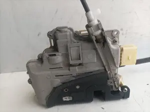Foto de CERRADURA PUERTA TRASERA IZQUIERDA VOLKSWAGEN PASSAT BERLINA (3C2) 2.0 TDI (140 CV / 103 KW) referencia 3C1837015A foto 2