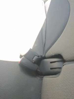 Foto de ENGANCHE CINTURON TRASERO CENTRAL NISSAN NOTE (E11E) 1.4 CAT (88 CV / 65 KW)
