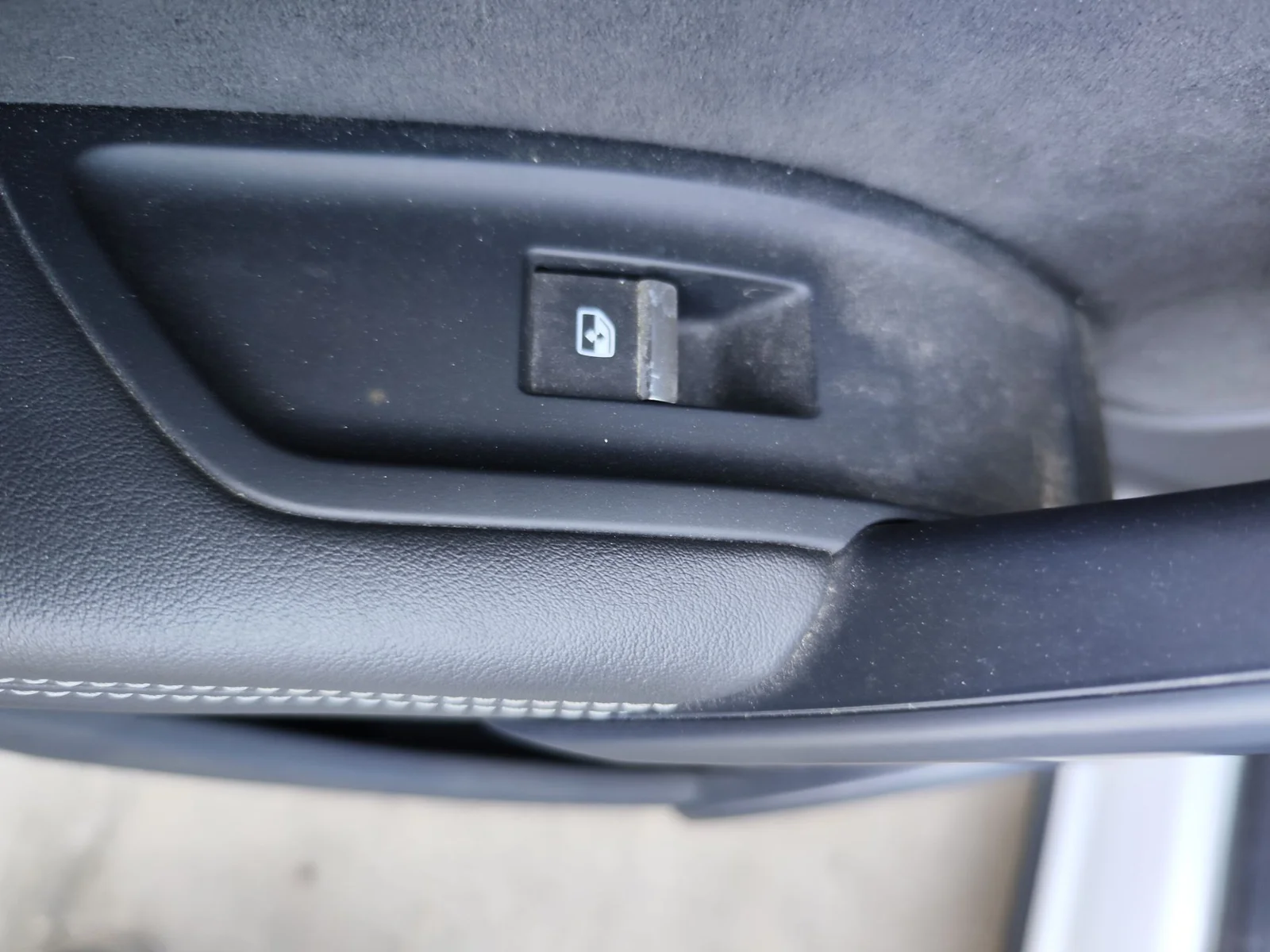 Foto de MANDO ELEVALUNAS TRASERO IZQUIERDO AUDI Q5 FYG Híbrido 220 kW (2.0 Ltr. - 195 kW TFSI) (299 CV / 220 KW) referencia 4M0959855